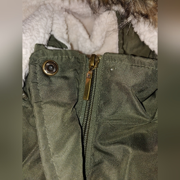 Hunter Green Hooded Vest, Sherpa Lined with Faux Fur Trim, Size Large - Picture 6 of 9